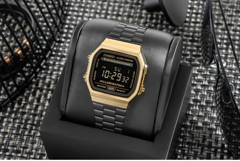 Orë dore për meshkuj CASIO, e zezë