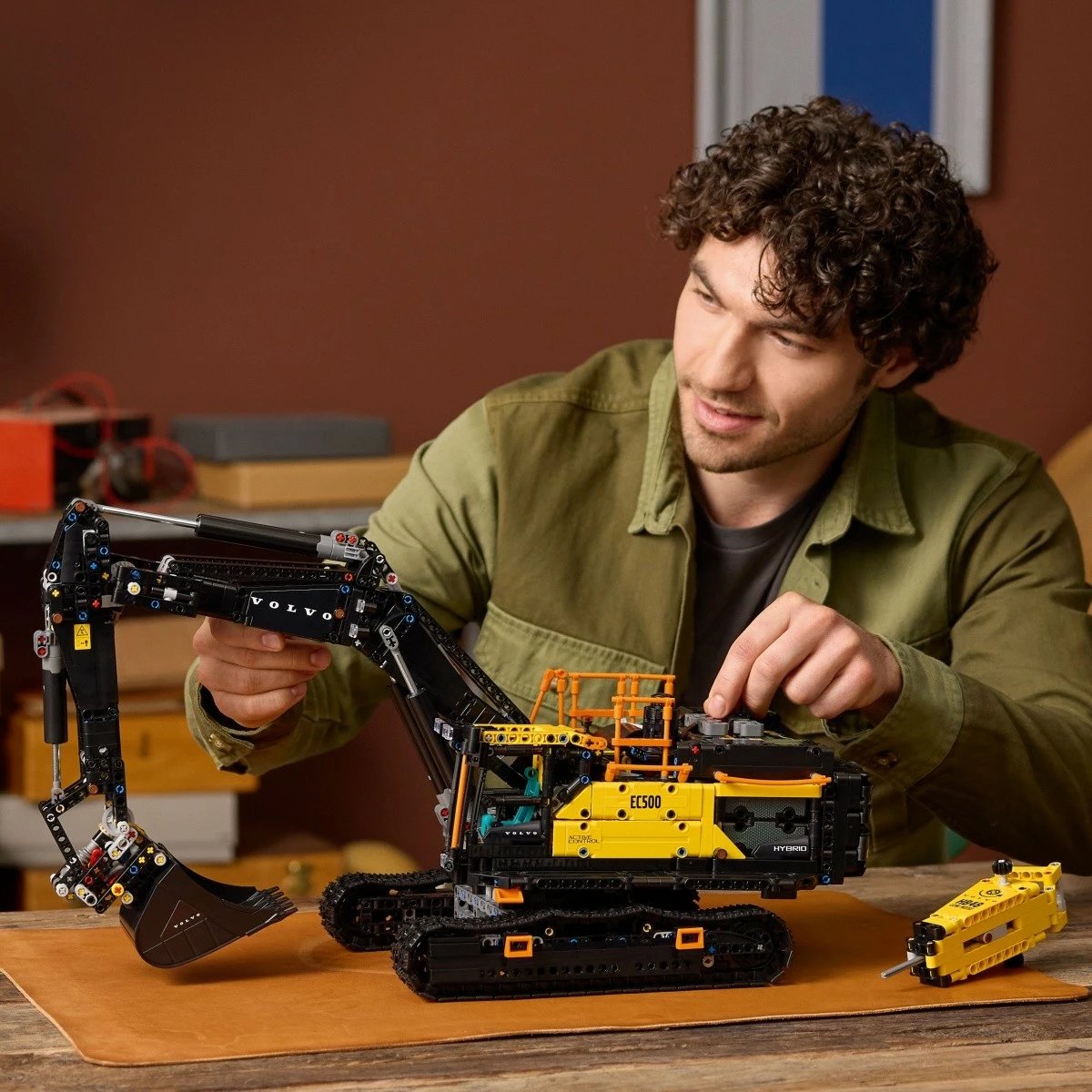 Set ndërtimi LEGO Technic Volvo EC500 Hybrid Ekskavator 42215, 2359 pjesë, për të rritur, verdhë/zi