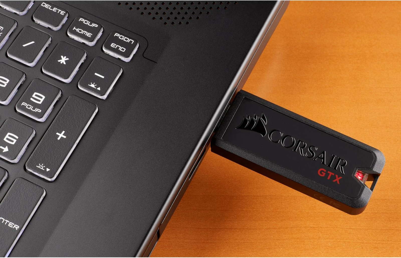 USB stick Corsair Flash Voyager GTX 512GB, USB 3.1, zi