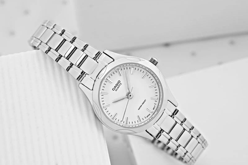 Orë dore për femra CASIO, argjend