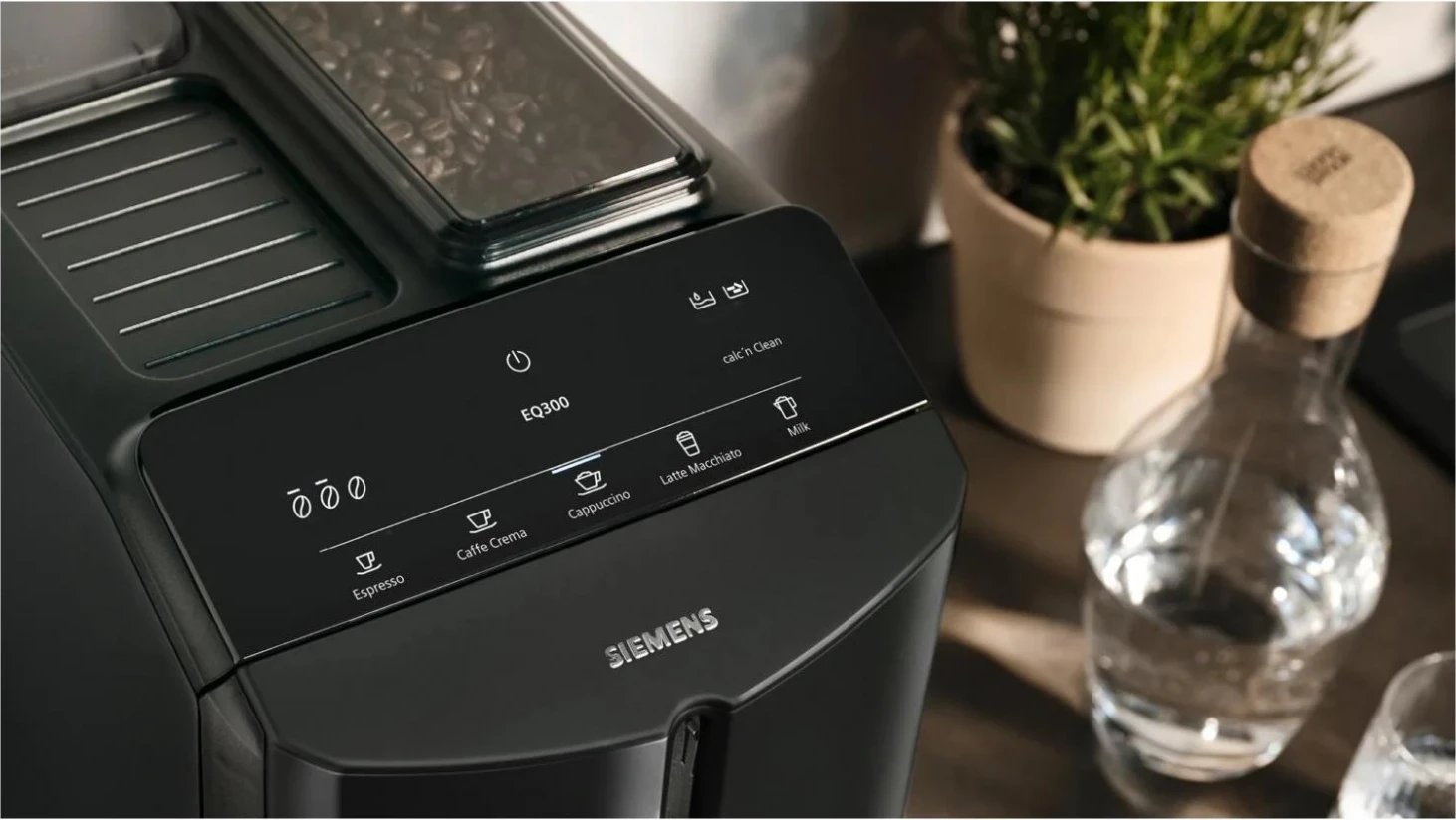 Makina e kafes Siemens EQ300 TF301E09, me regullim të gradës së bluarjes së kafes, e zezë