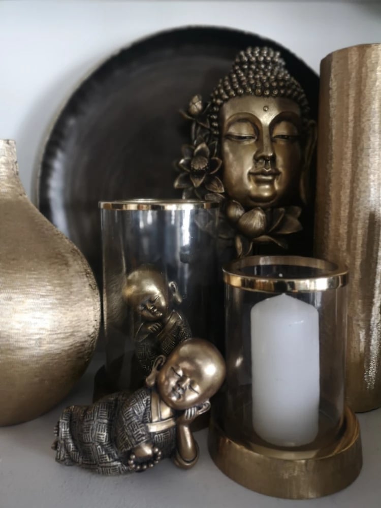 Dekor Buda me lule lotus, polirezine, ngjyrë ari e zezë, 19x9x35cm