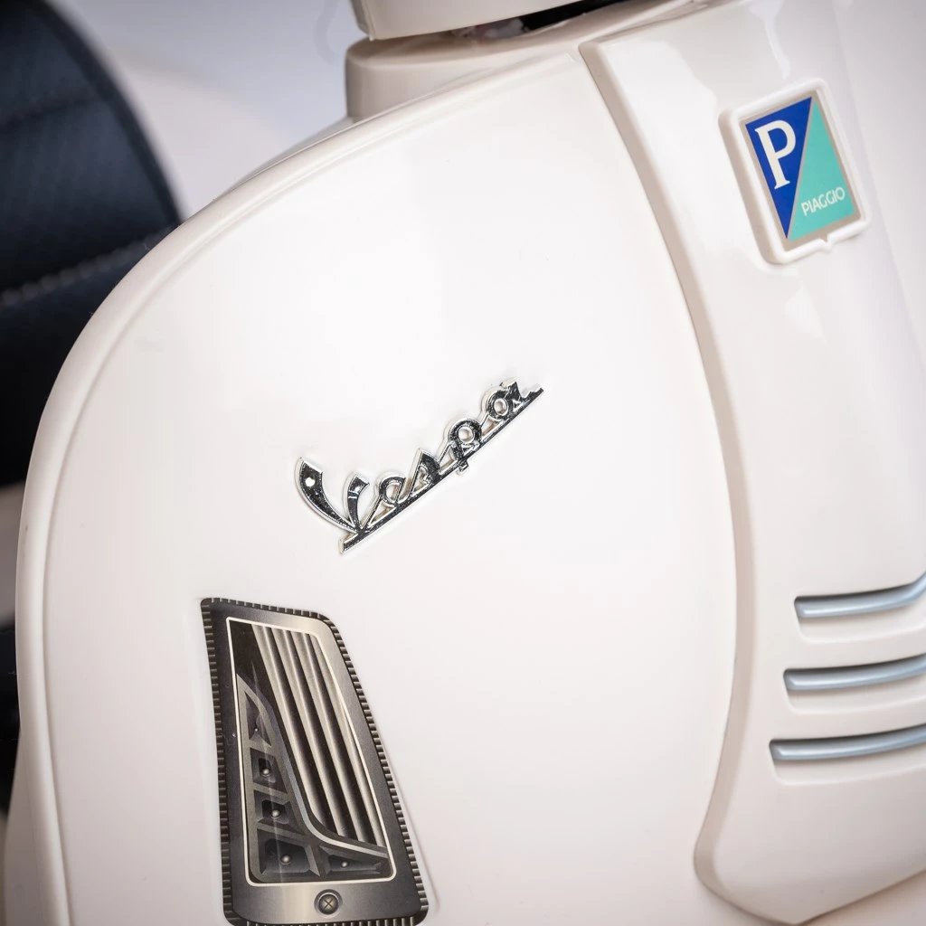 moto elektrike për fëmijë Baby Mix Vespa 6V 4.5Ah 30W me LED, muzikë dhe rrota ndihmëse, e bardhë