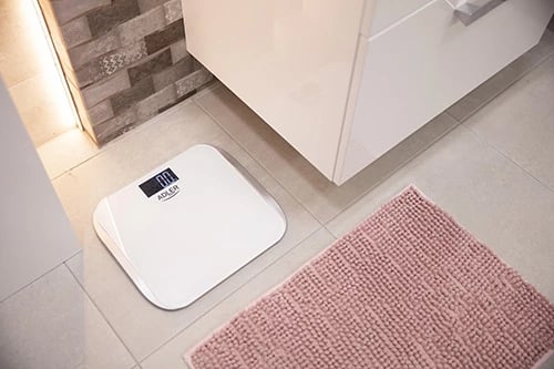 peshore banjoje, Adler, AD 8164, kapacitet 180 kg, saktësi 100 g, xham i temperuar, ekran LCD, e bardhë