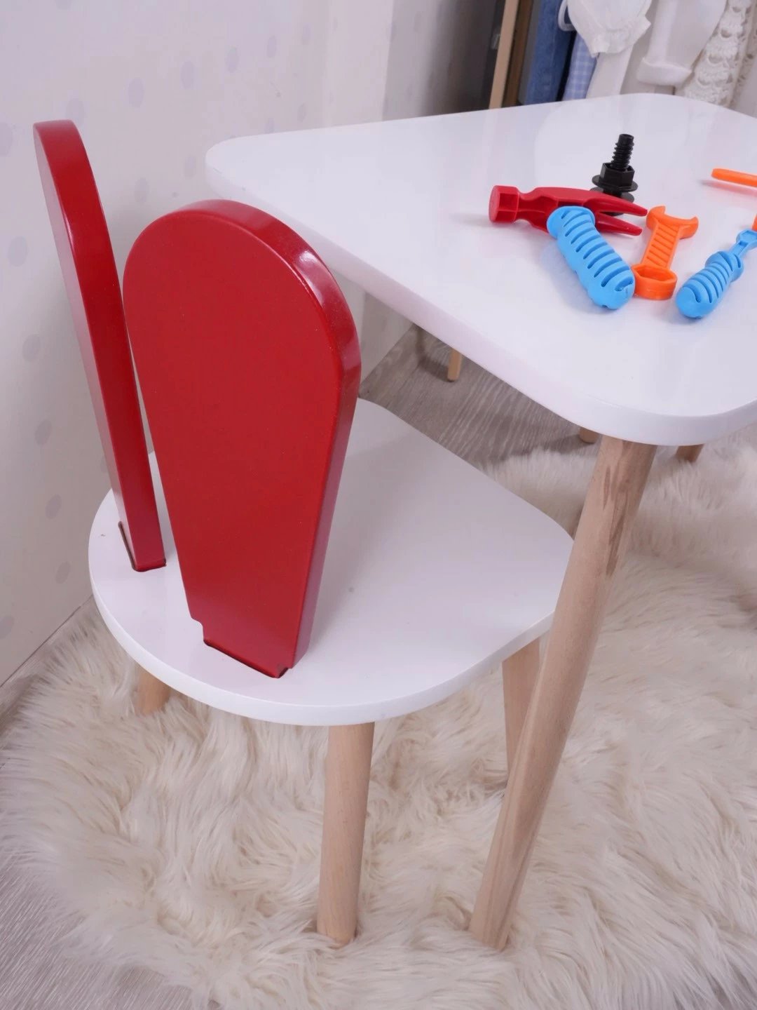 Set tavoline për fëmijë Hanah Home, një karrige Bunny, e kuqe, e bardhë