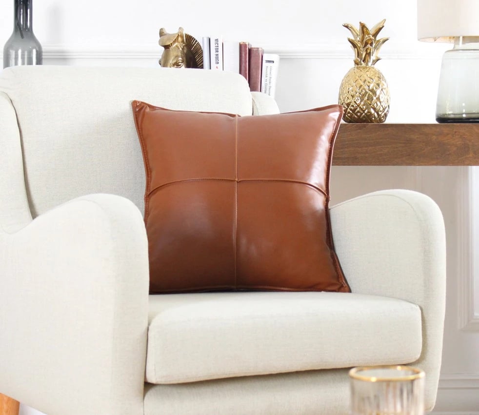 Jastëk dekorativ, lëkurë artificiale, ngjyrë deve, Dobsett, 50x50cm