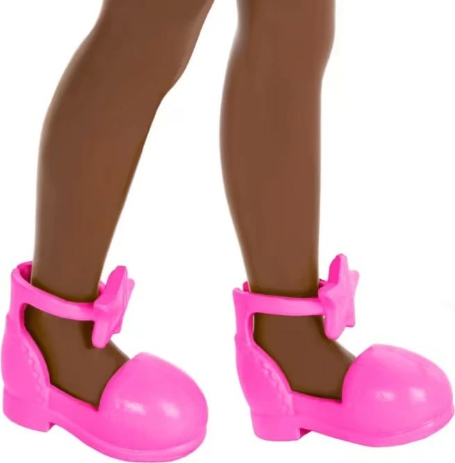Kukull Barbie Chelsea Mattel DWJ33/HXM96, 15 cm, fustan i purpurt, flokë kaçurrela të zeza