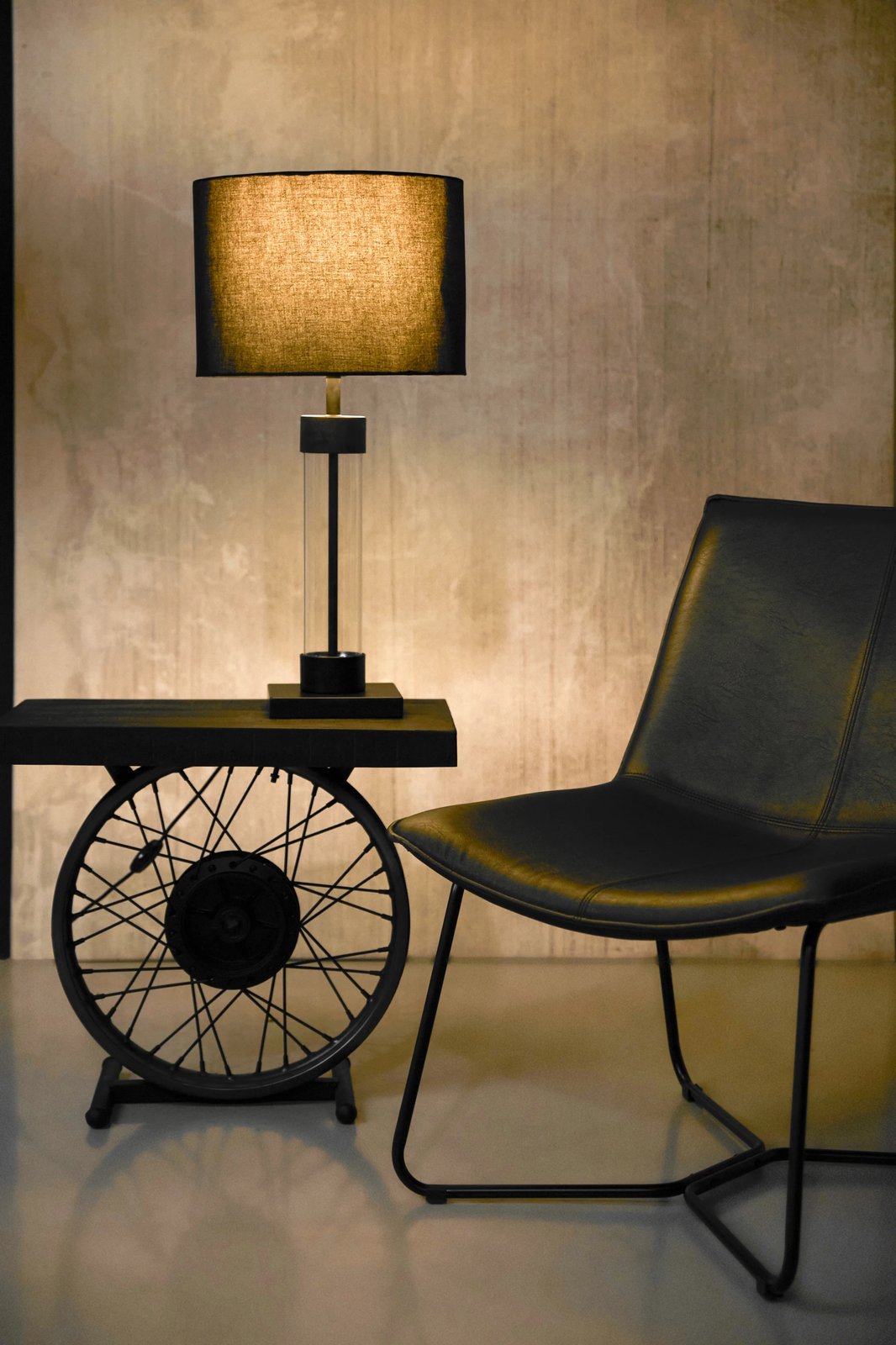 Lampë tavoline Tremont, hekur i zi mat, xham i zi, 36x36x62 cm