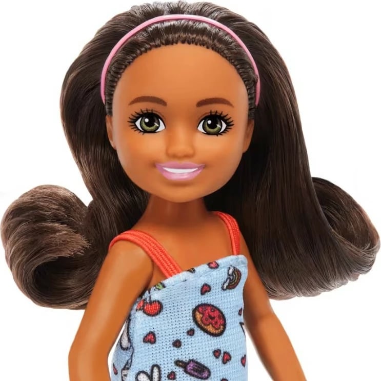 Kukull Barbie Chelsea Mattel DWJ33/HXM97, 15 cm, fustan kaltër, flokë kafe