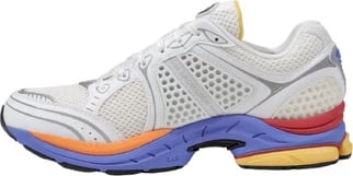 Atlete femra Saucony, të bardha