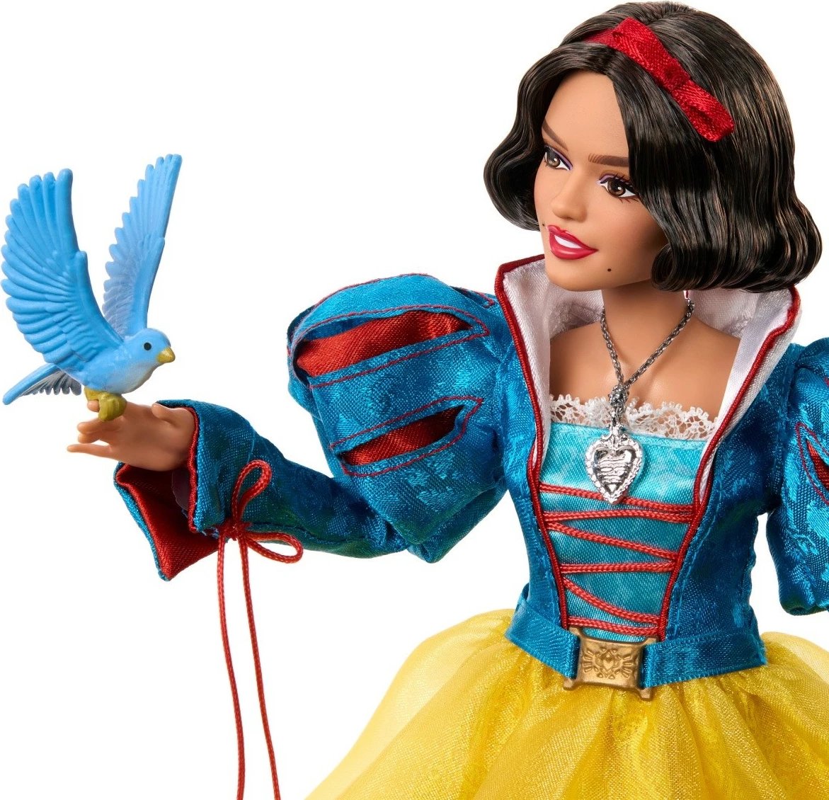 Kukull koleksionuese Mattel Disney Snow White HVY53 me fustan të verdhë, pelerinë të kuqe dhe aksesorë