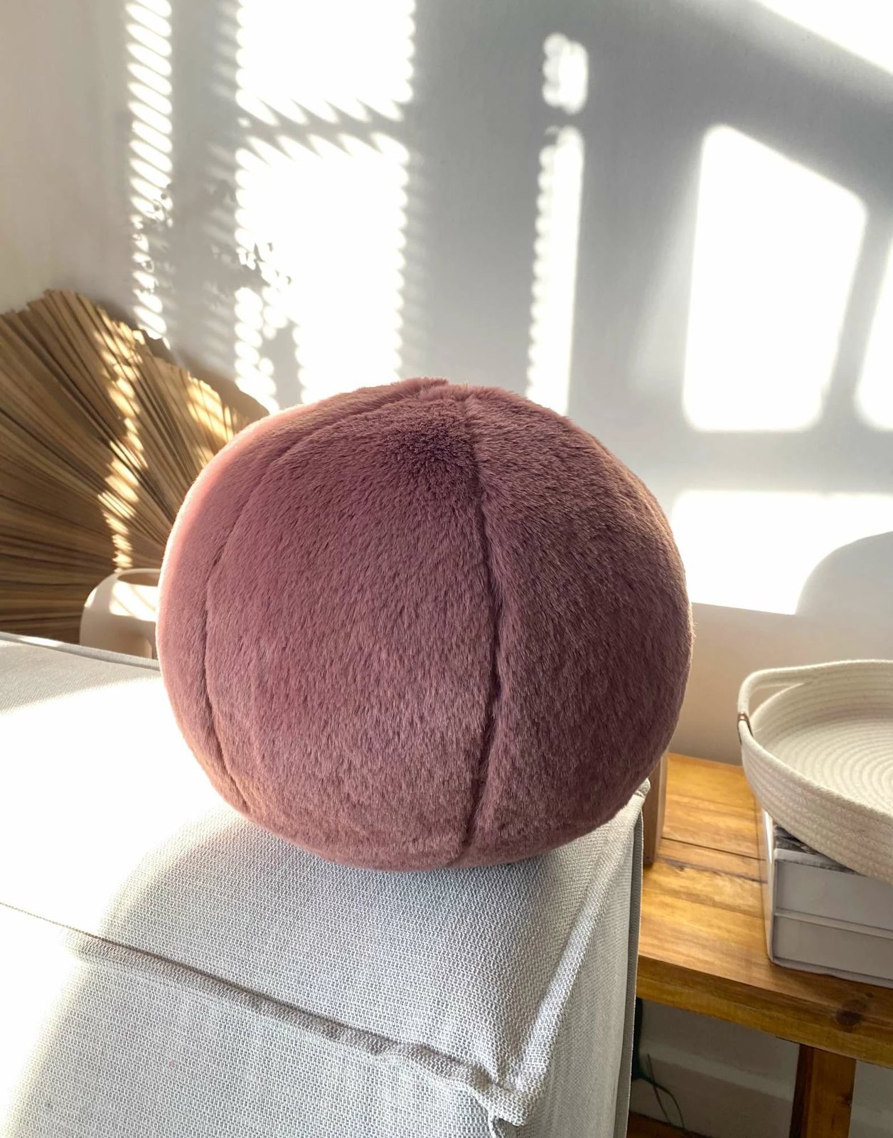 Jastëk dekorativ sferik, ngjyrë Redbud, Evila Originals