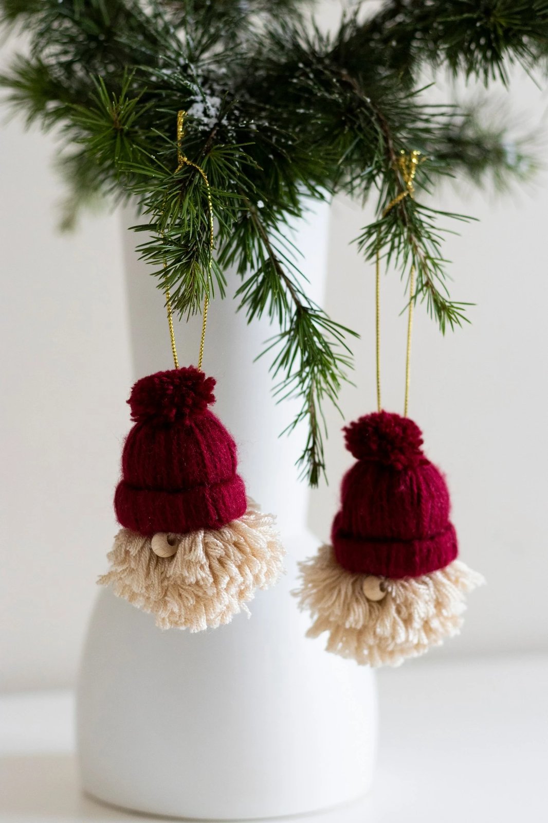 Ornament për pemë të Vitit të Ri, 2 copë, ngjyrë e kuqe e errët dhe krem, Evila Originals, BSY112, 5.5x8cm