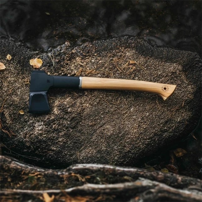 Sëpatë Fiskars Norden N12, çelik karboni, dorezë dru, 526mm, Finlandë