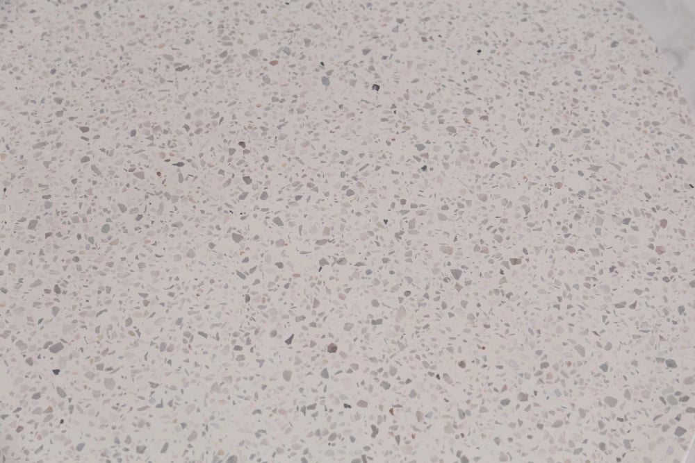 Tavolinë Terrazzo, sipërfaqe terrazzo, këmbë dru eukalipt, 150x150x76.3cm