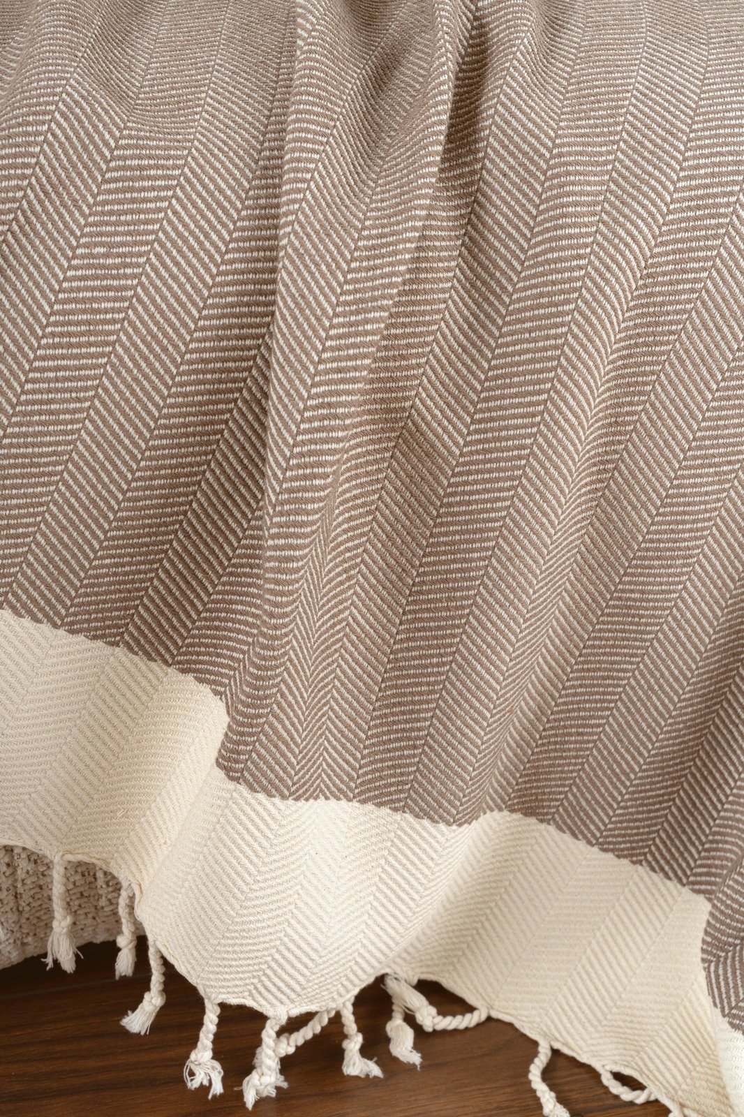 Mbulesë divani L'essentiel, ngjyrë kafe e çelët, Baliksirti