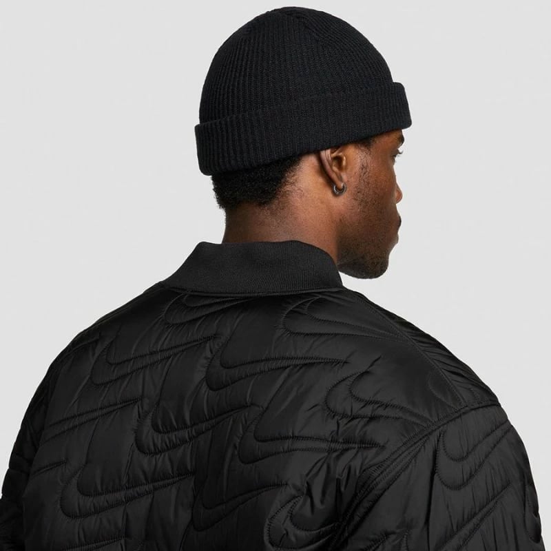 Kapelë Nike, e zezë