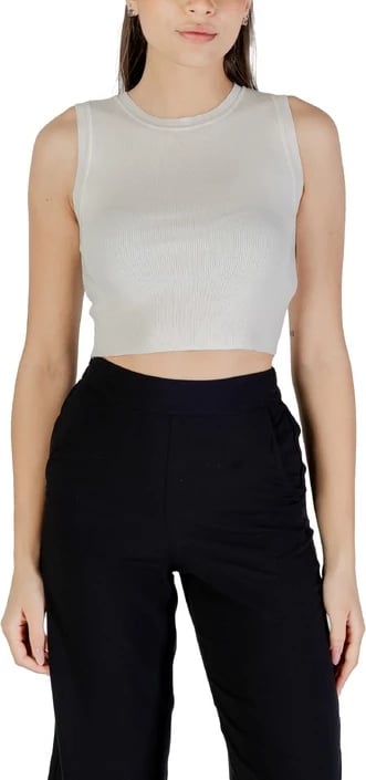 Top femra Jacqueline De Yong, e bardhë