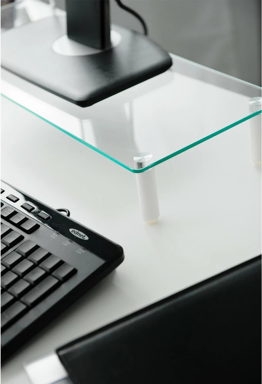 Mbajtëse monitori Digitus universal, xham i temperuar, 33-81.3cm, transparente