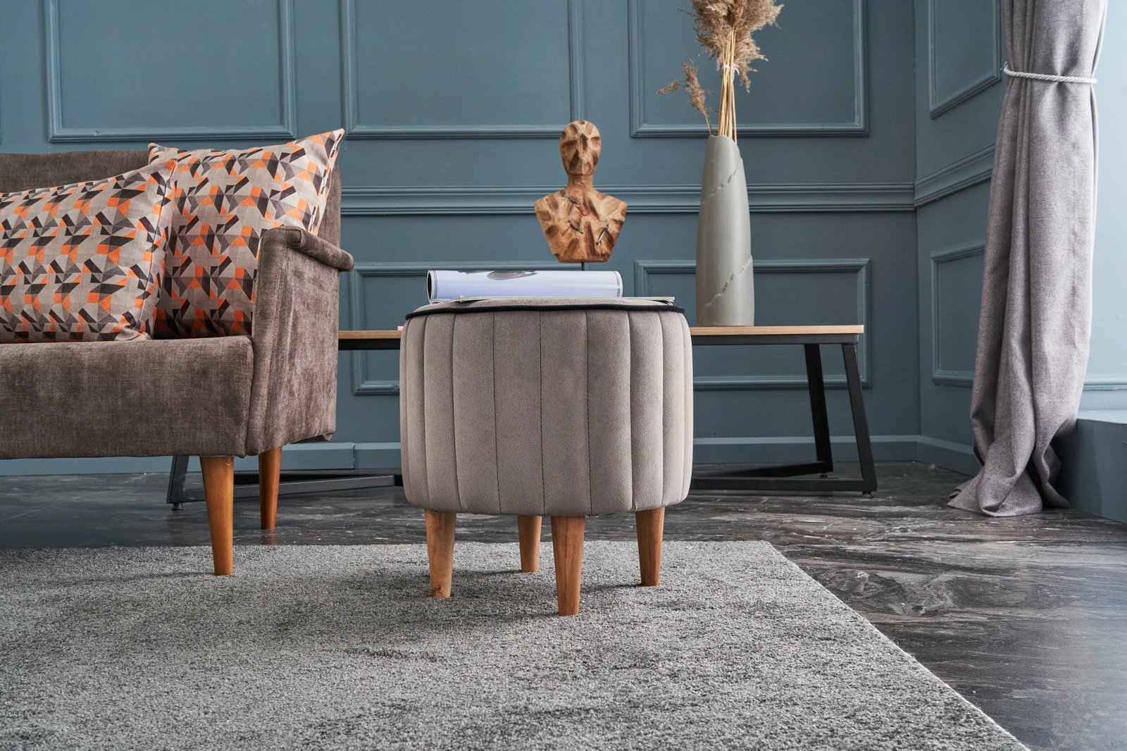 Puf Lindy, kadife gri, Atelier del Sofa