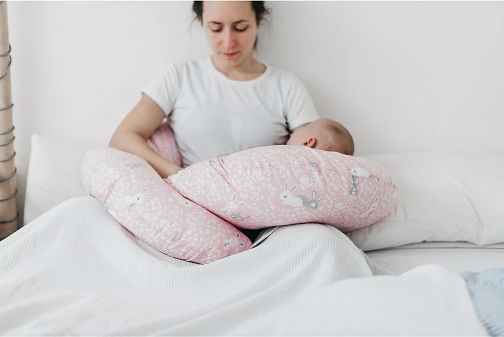 Mbulesë jastëku gjidhënie në formë C, New Baby, Stars, 100% pambuk, me zinxhir të fshehur, e bardhë me yje gri