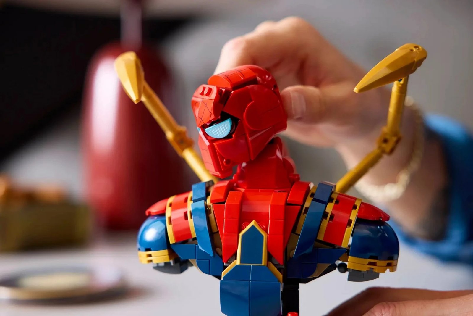 Set LEGO Marvel 76326 Iron Spider-Man Bust, 379 pjesë