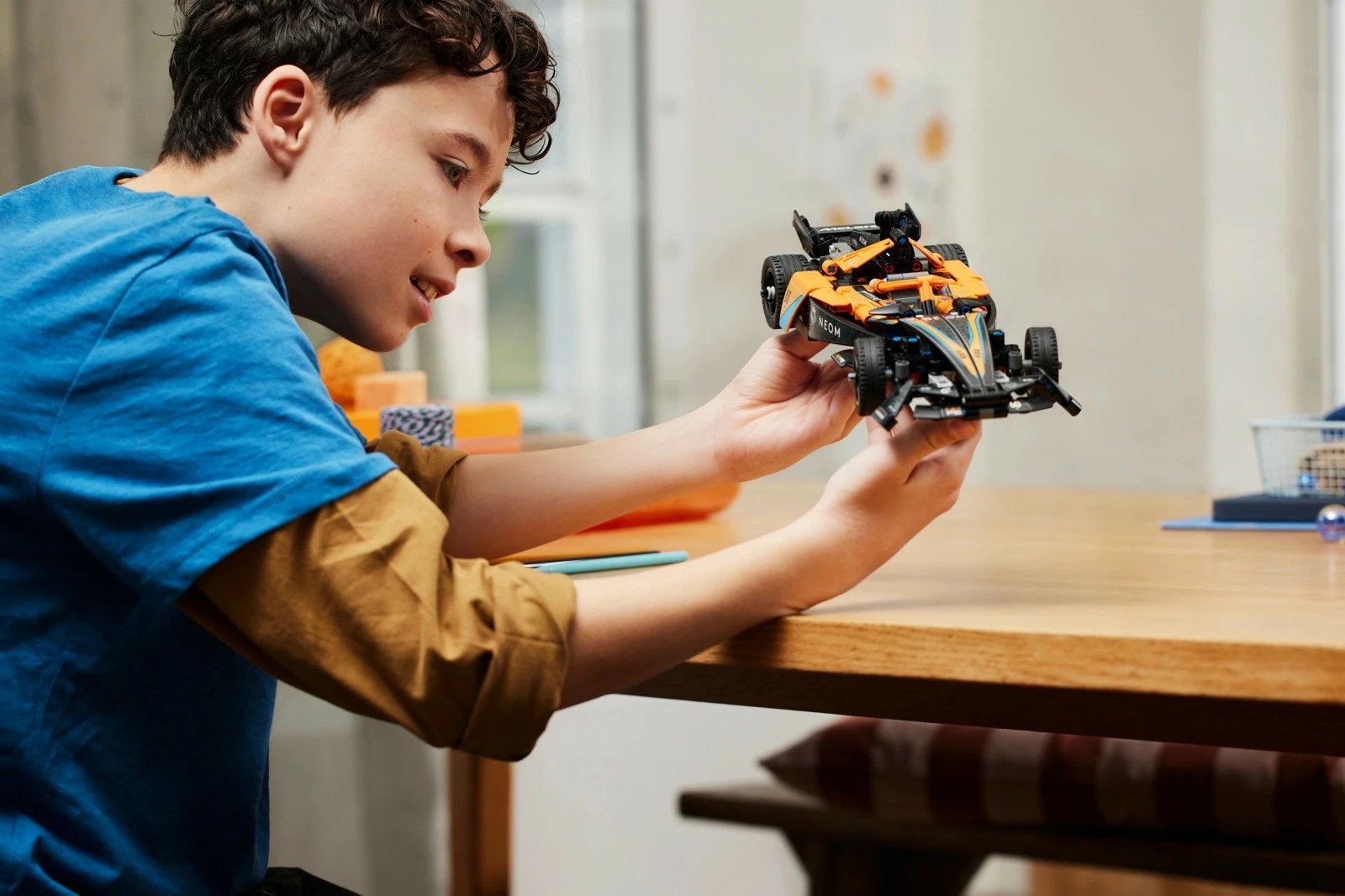 Set LEGO Technic NEOM McLaren Formula E Race Car 42169, 452 pjesë, pull-back, për fëmijë 9+, portokalli/zezë