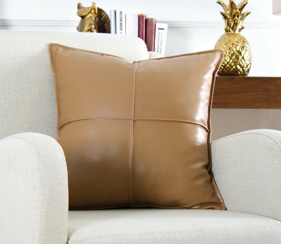 Jastëk dekorativ prej lëkure sintetike, ngjyrë deve, Dobsett, 50x50cm