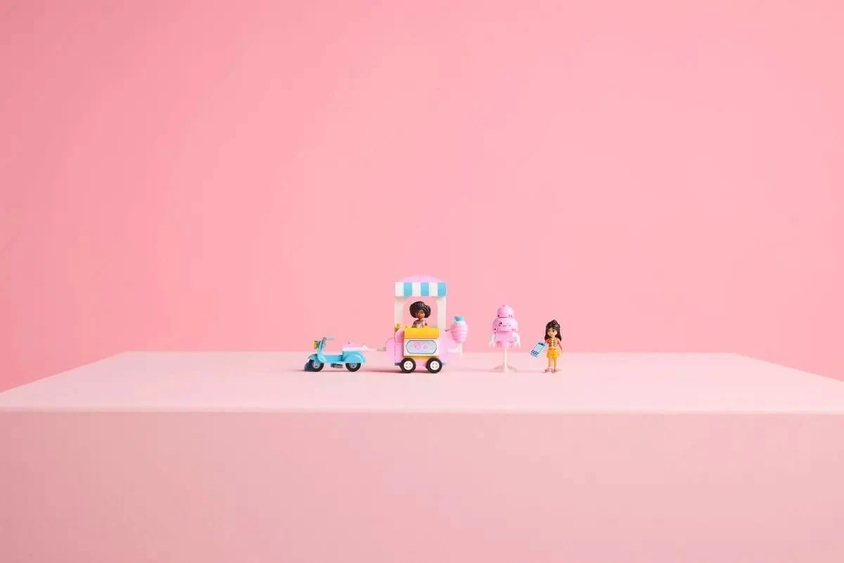 Lodra LEGO Friends 42643, Stenda e Sheqerit të Mbështjellë dhe Skuter, Rozë Lodra LEGO Friends 42643, Stenda e Sheqerit të Mbështjellë dhe Skuter, Rozë