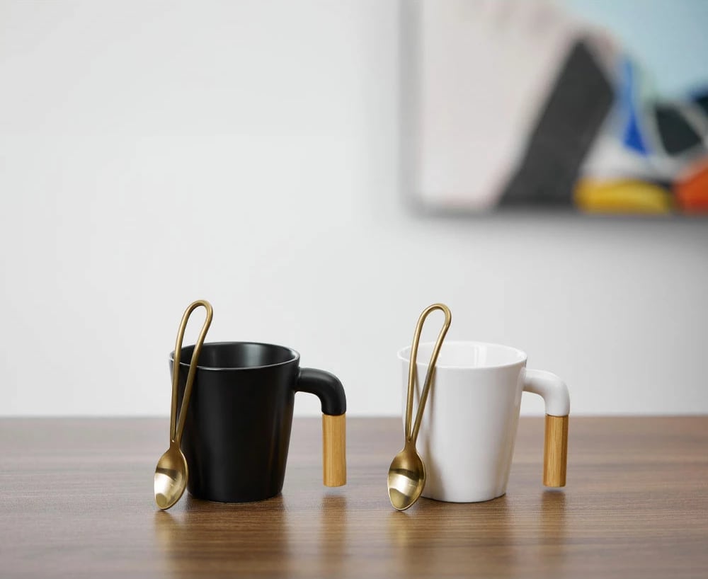 Set 4 filxhanë Nordic, porcelan i zi, dorezë bambuje, 13x23x9cm Set 4 filxhanë Nordic, porcelan i zi, dorezë bambuje, 13x23x9cm