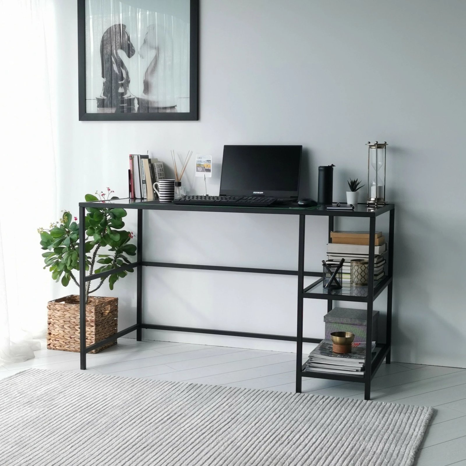 Tavolinë pune moderne Hanah Home, Master Çalışma Masası, 130x60cm, xham i temperuar, kornizë metalike, ngjyrë e zezë dhe fume