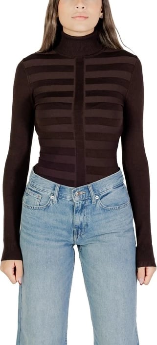 Xhemper femra Morgan De Toi kafe