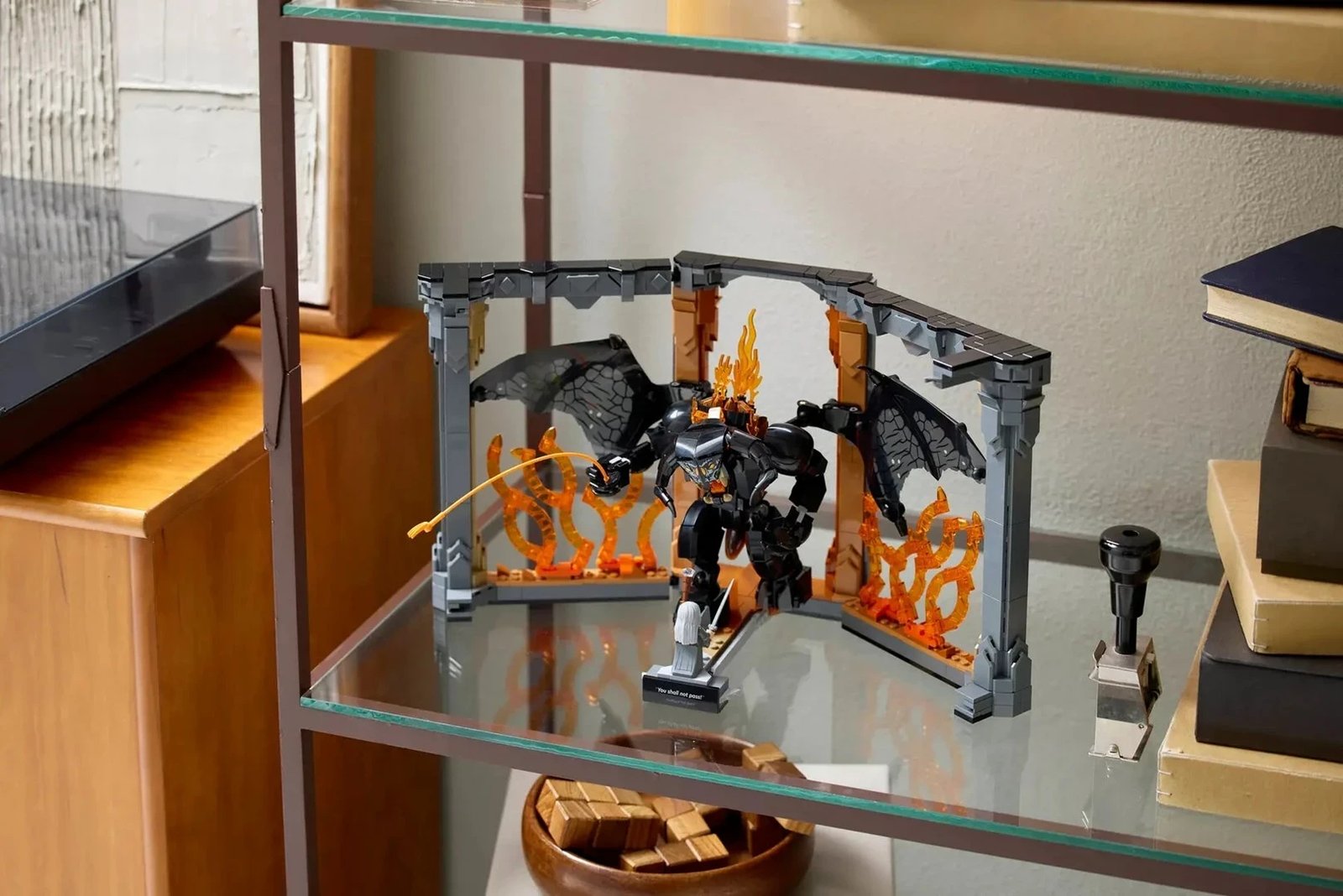 Set LEGO ICONS Lord of the Rings Balrog Book Nook, 10367, për të rritur, 1 minifigurë Set LEGO ICONS Lord of the Rings Balrog Book Nook, 10367, për të rritur, 1 minifigurë