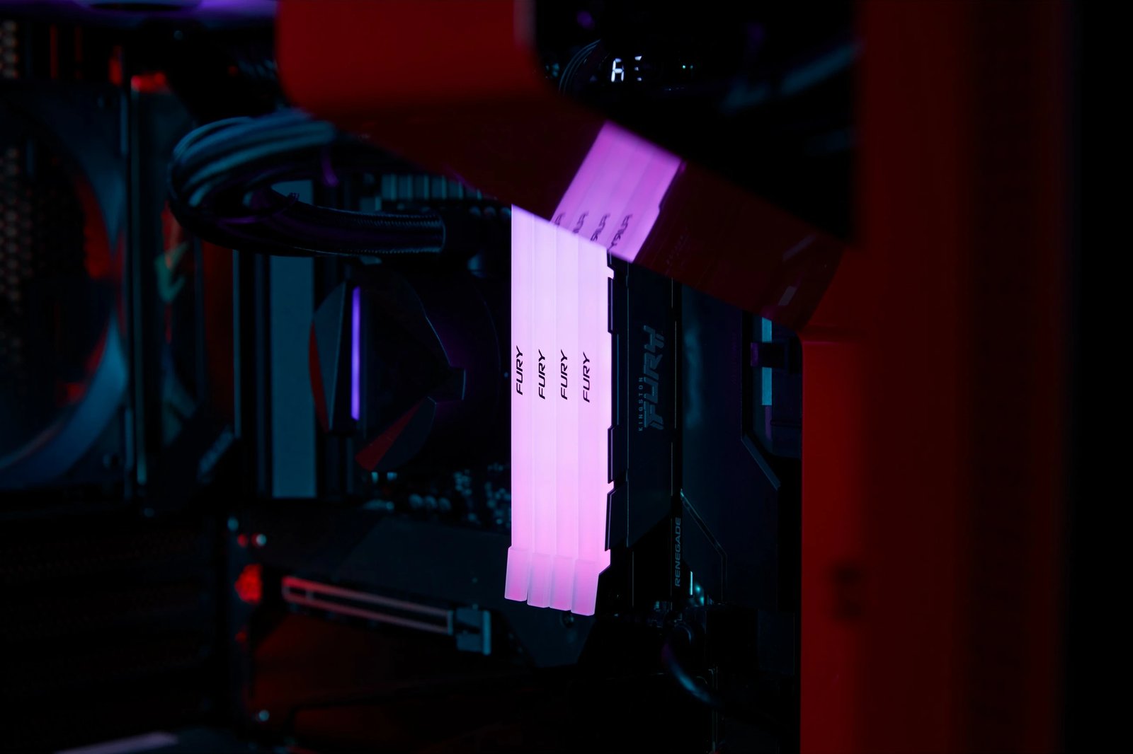 RAM Memorje Kingston FURY Renegade RGB 64GB (4x16GB) 3600MT/s DDR4 RAM Memorje Kingston FURY Renegade RGB 64GB (4x16GB) 3600MT/s DDR4