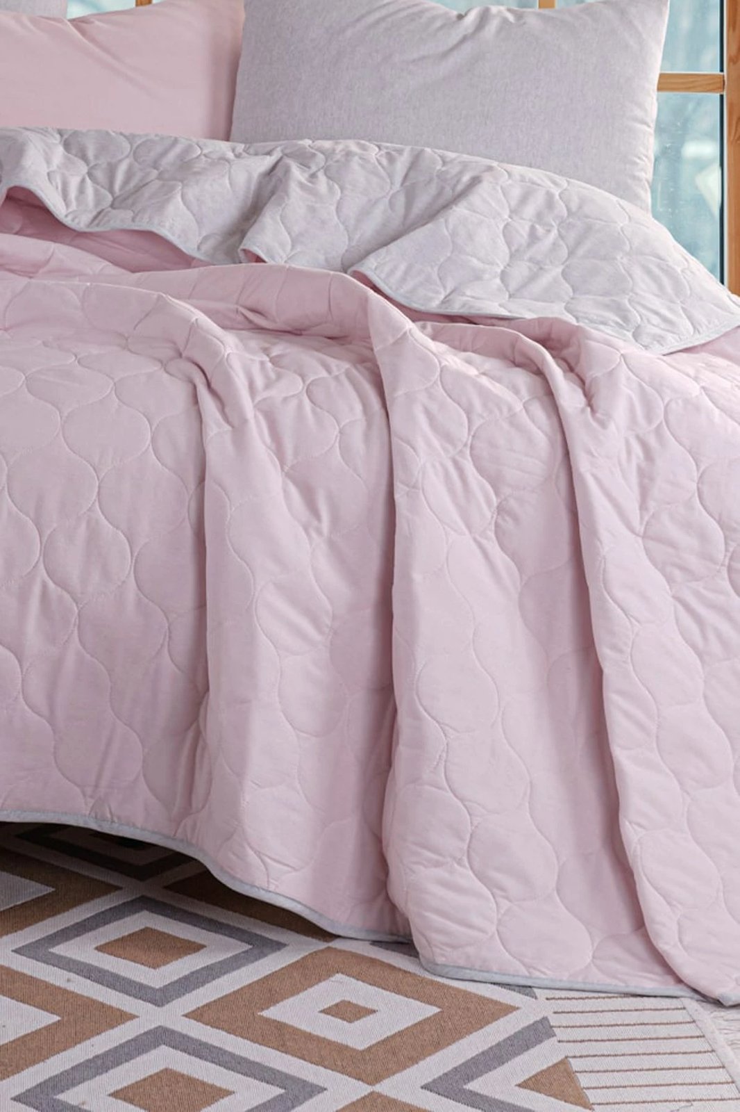 Përparëse krevati e madhe, e qepur, ngjyrë pluhur dhe gri