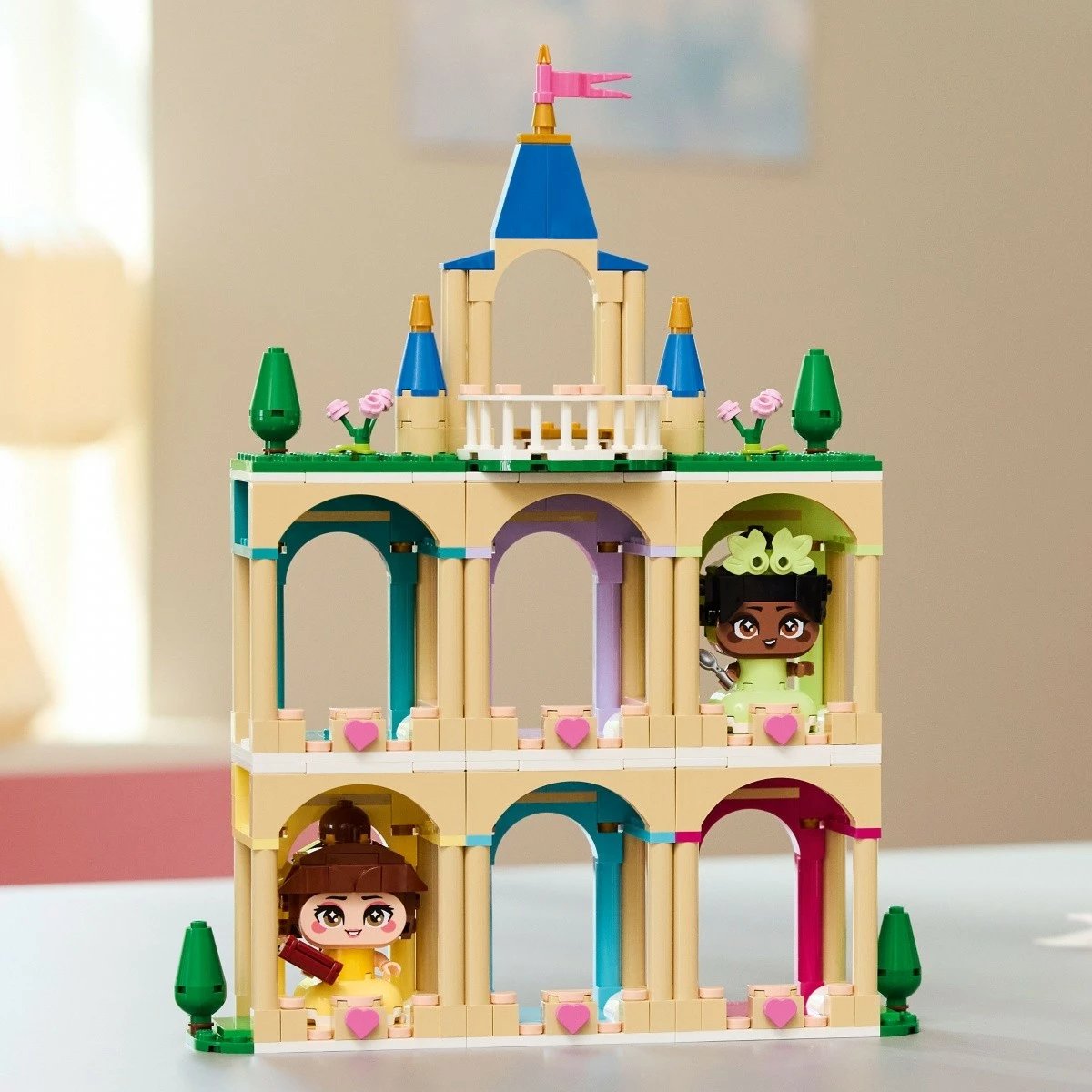 Set ndërtimi LEGO Disney Princess 43291 Mini Belle & Tiana me kështjellë, 358 pjesë, 5+