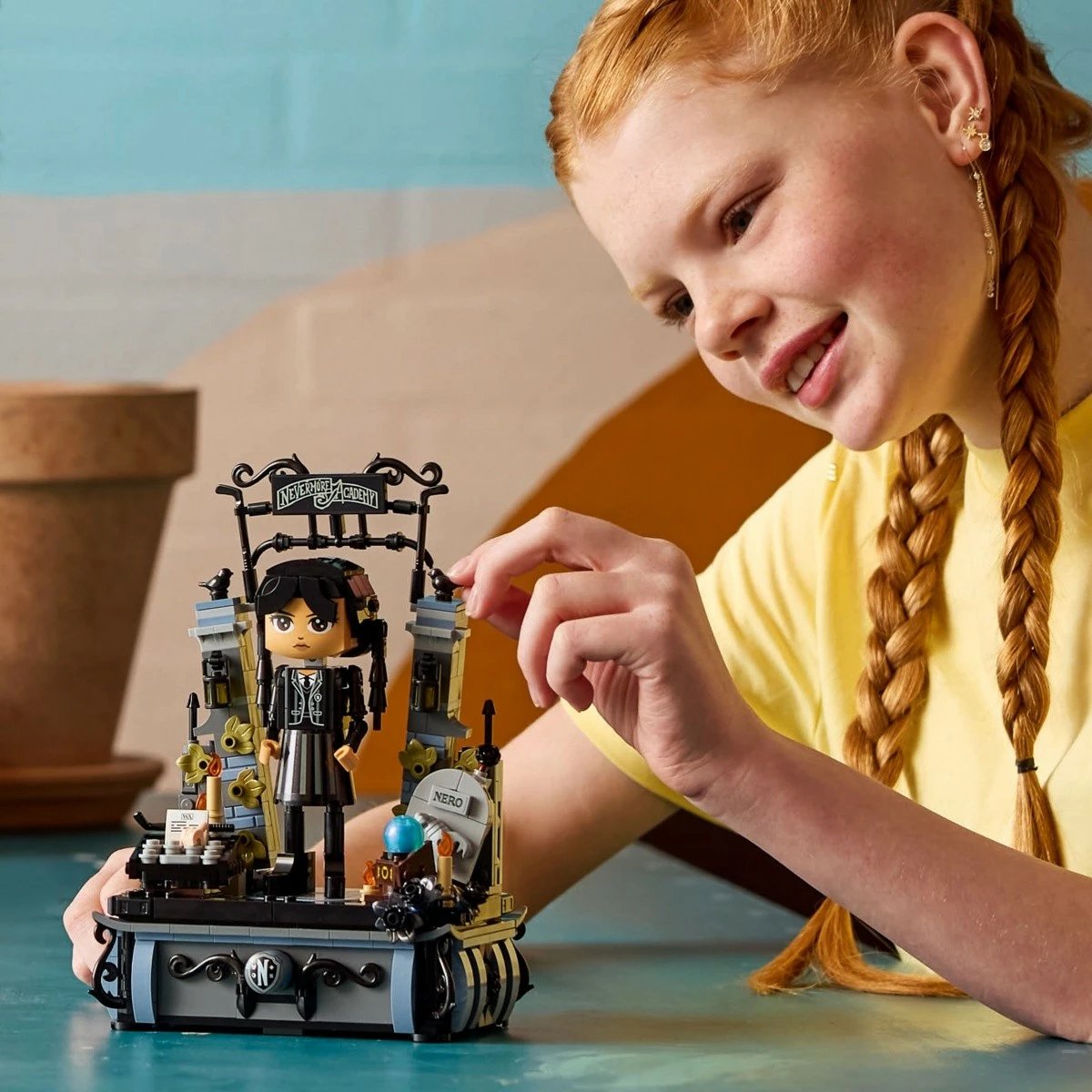 Set LEGO Wednesday, 76780, figurë Wednesday Addams, 702 pjesë, për fëmijë 10+, plastikë