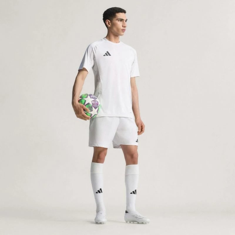 Top futbolli adidas, i bardhë