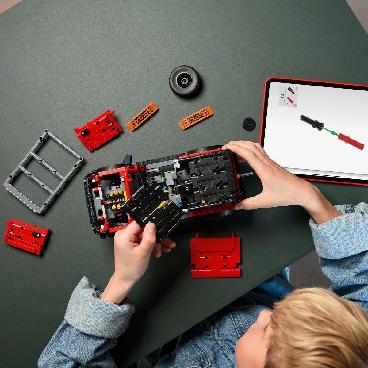 Set ndërtimi LEGO Technic Ford Bronco SUV 42213, 943 pjesë, Kuqe