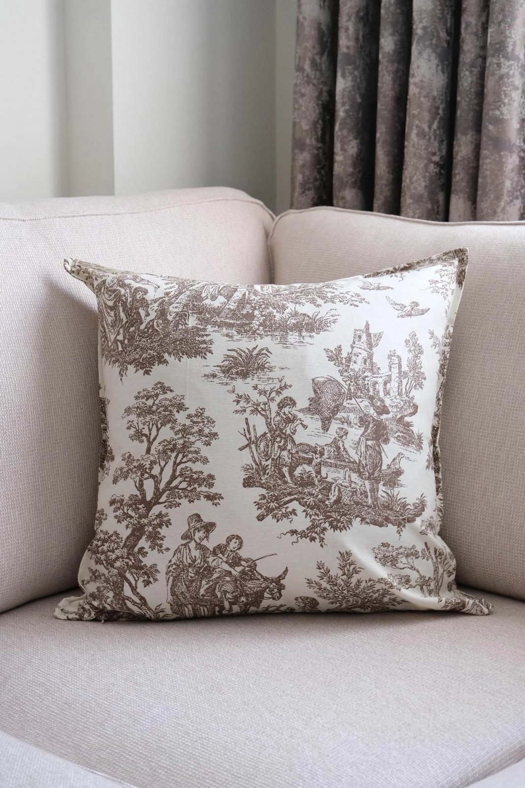 Jastëk mbulesë, ngjyrë kafe dhe e bardhë, BST059