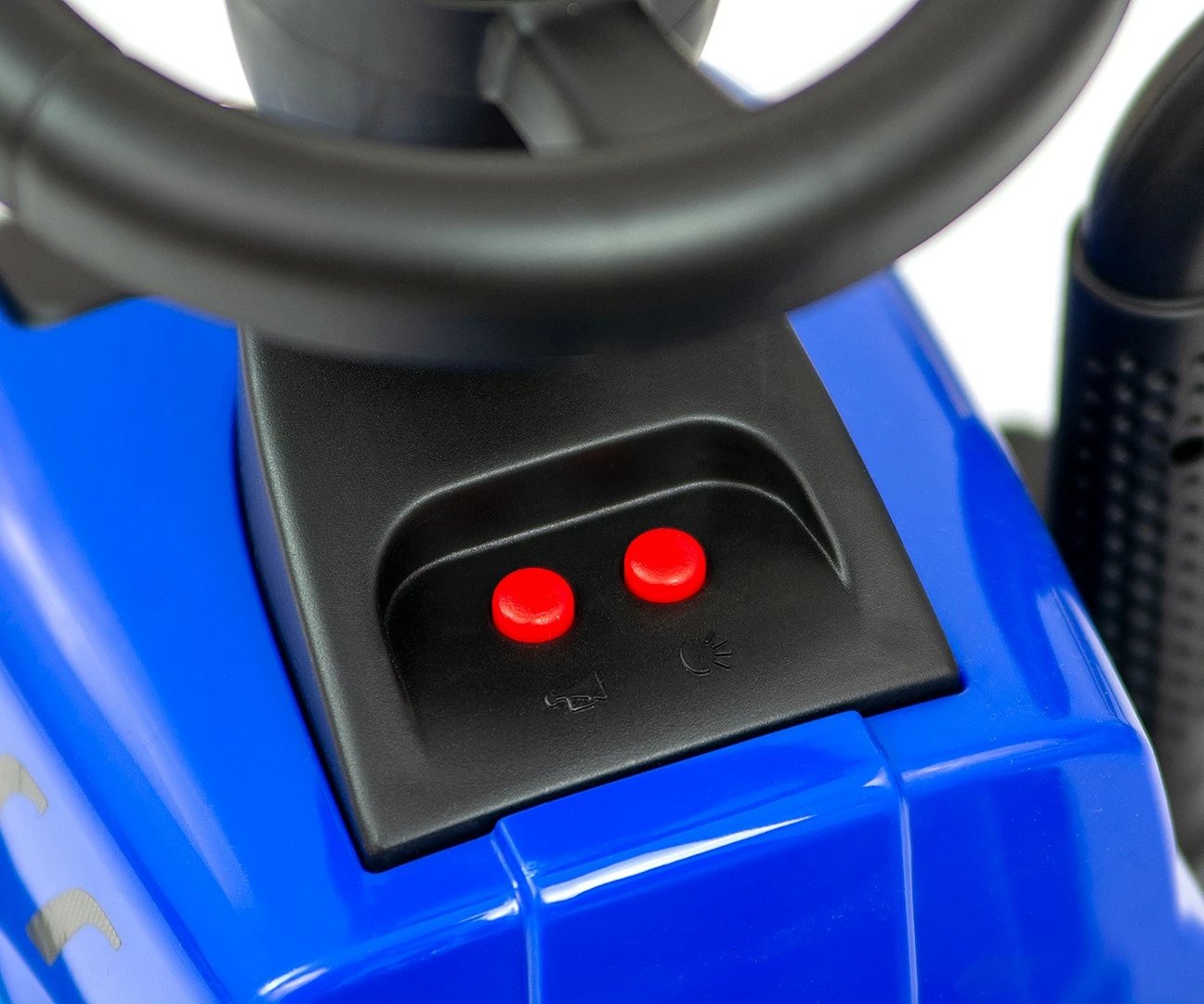 Traktor ride-on Milly Mally New Holland T7 3901, timon interaktiv me tinguj/drita, moshë 12-36 muaj, kërkon 2x AA (pa bateri), blu, set me rimorkio + lopatë/grep