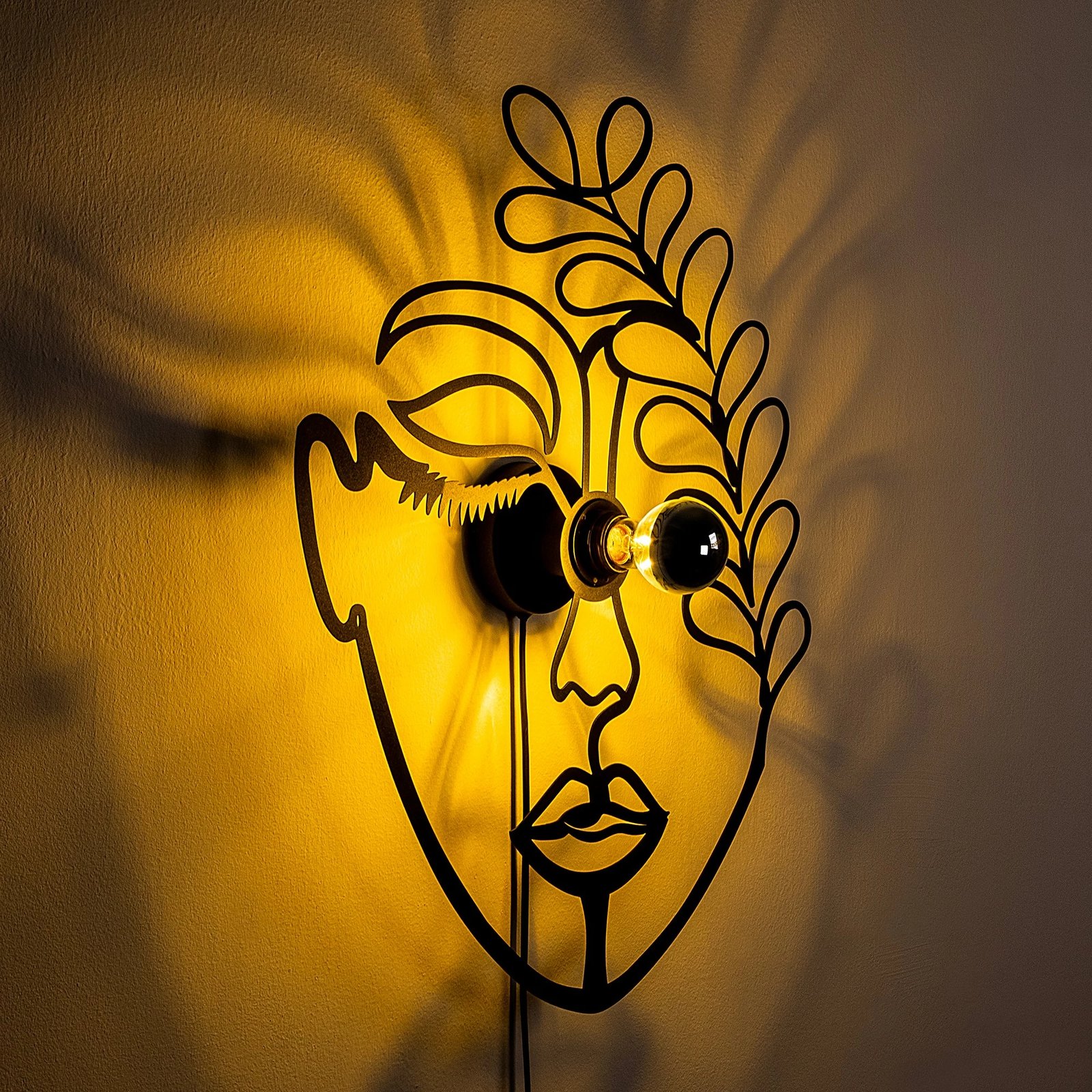 Llambë muri Opviq, fytyrë me lule, V2