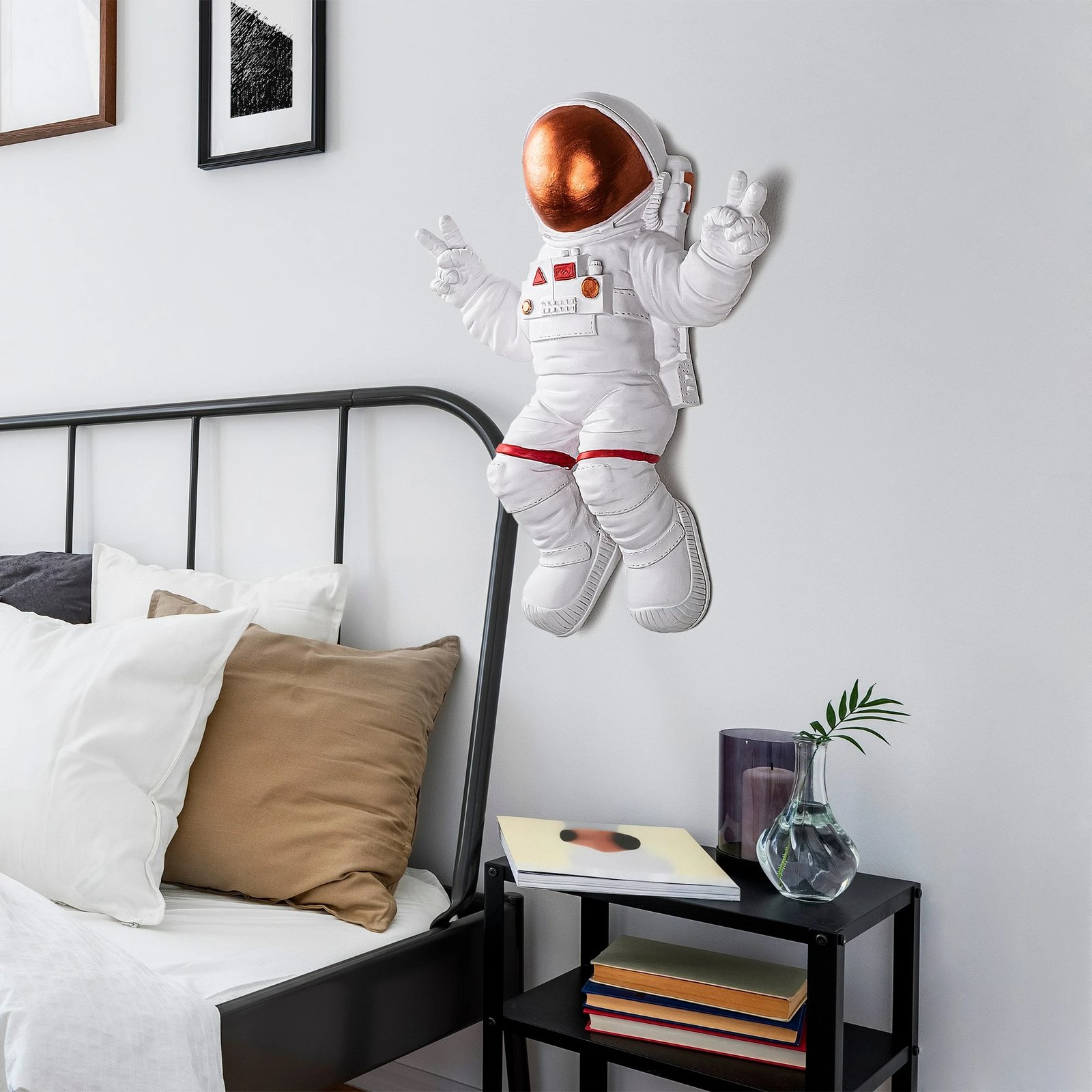 Aksesor dekorativ muri, astronaut me shenjë paqeje, Wallity, i bardhë dhe bronzi, 35x47x10cm