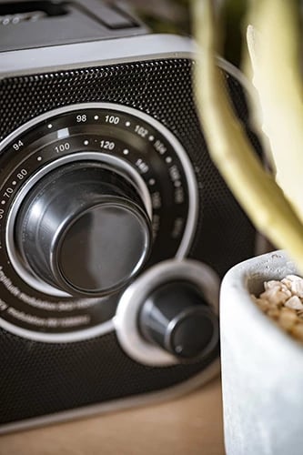 Radio portativ, Adler, CR 1140, FM/AM 2W, prizë 230V dhe 4x AA, e zezë/argjendtë