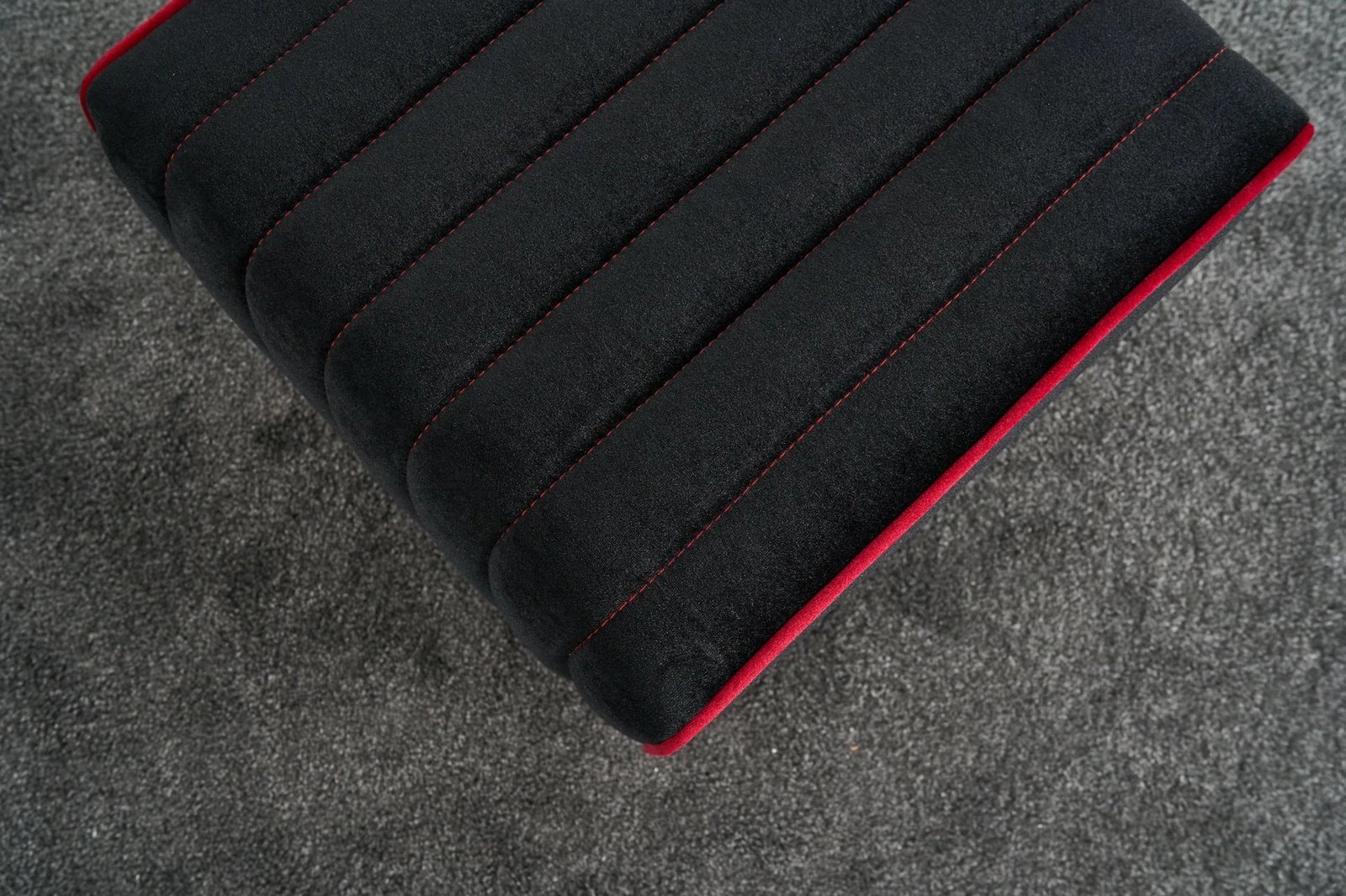 Puf Mona, Atelier del Sofa, anthracite me rozë Puf Mona, Atelier del Sofa, anthracite me rozë