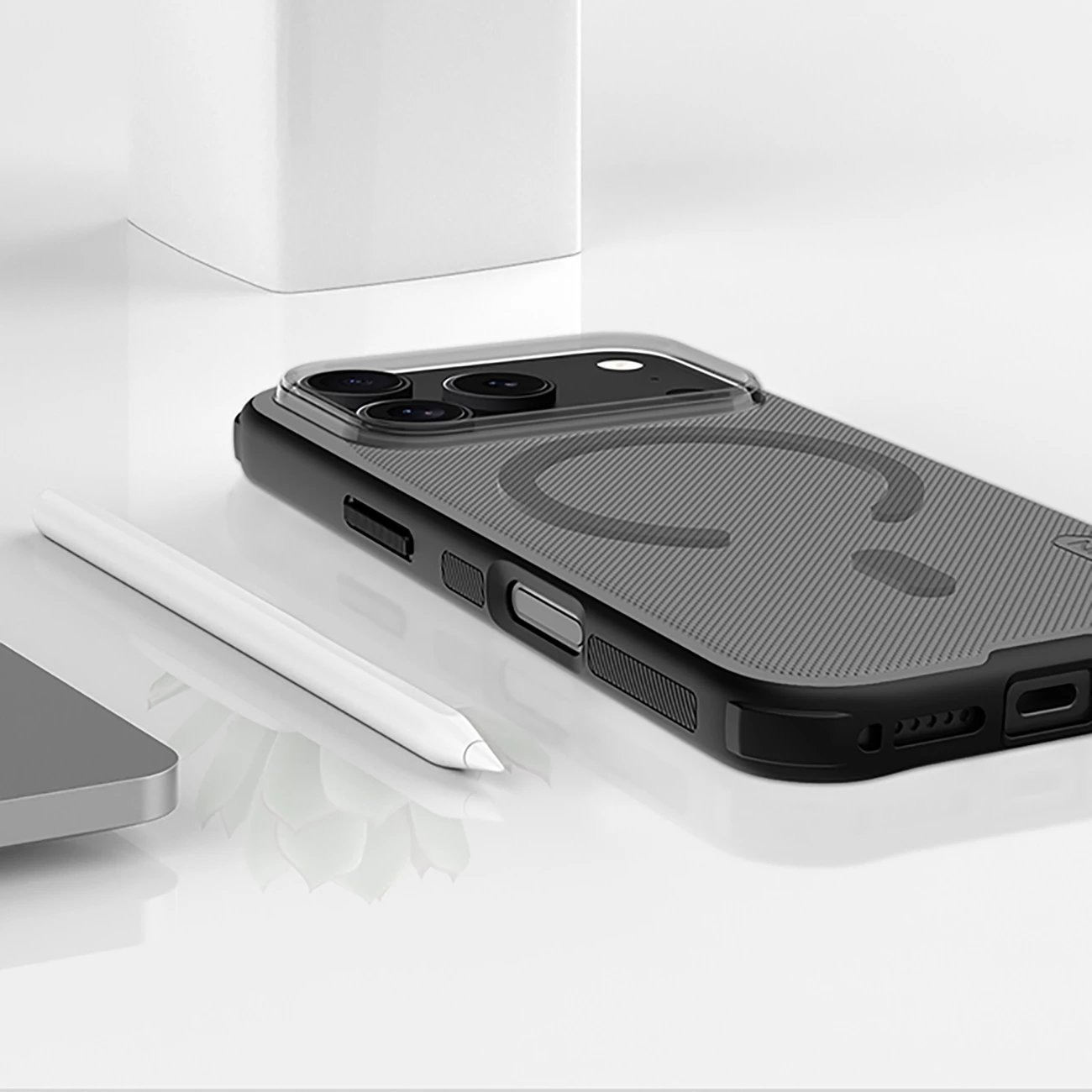 Mbështjellës Nillkin Super Frosted Shield Pro, për iPhone 17 Pro, MagSafe kompatibil, PC+TPU, e zezë transparente