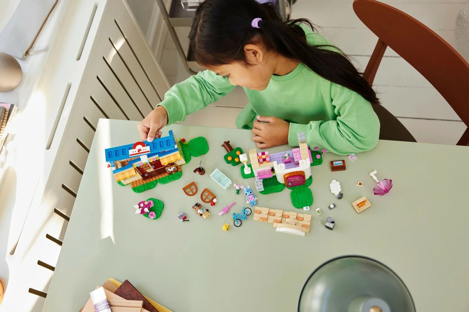 Set lodrash LEGO Animal Crossing 77050 Nook's Cranny dhe shtëpia e Rosie-t, 535 pjesë