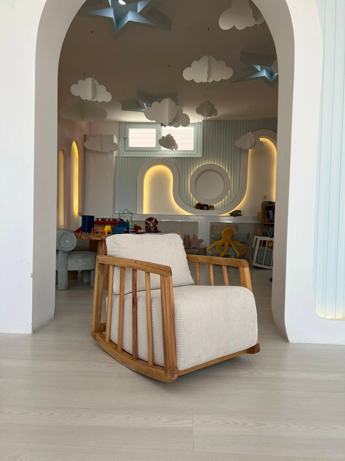 Karrige Wing Atelier del Sofa, Kidi, e bardhë