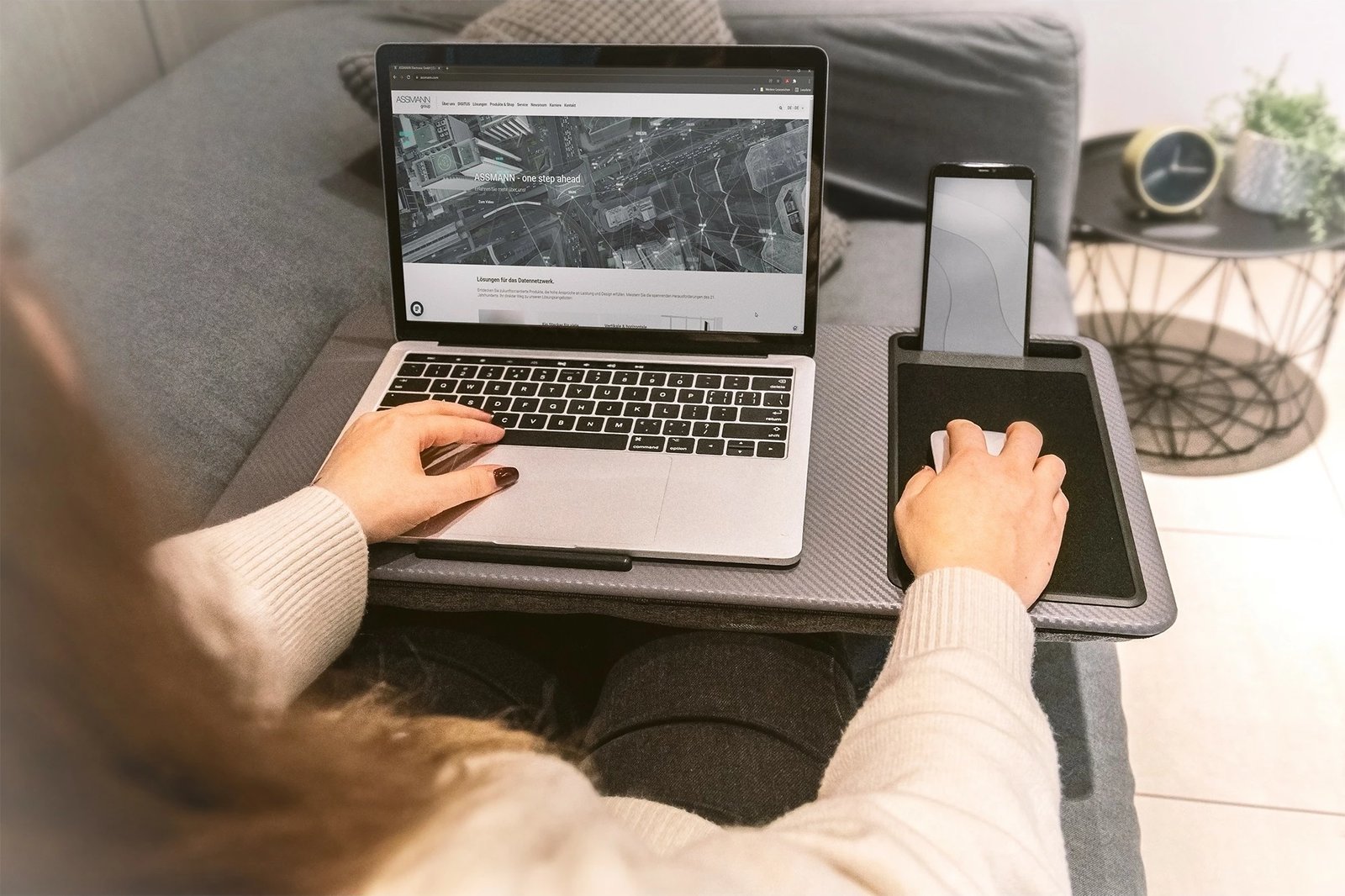 Laptop stand Digitus Notebook Desk, mauspad, vend për smartphone, 17 inç, gri