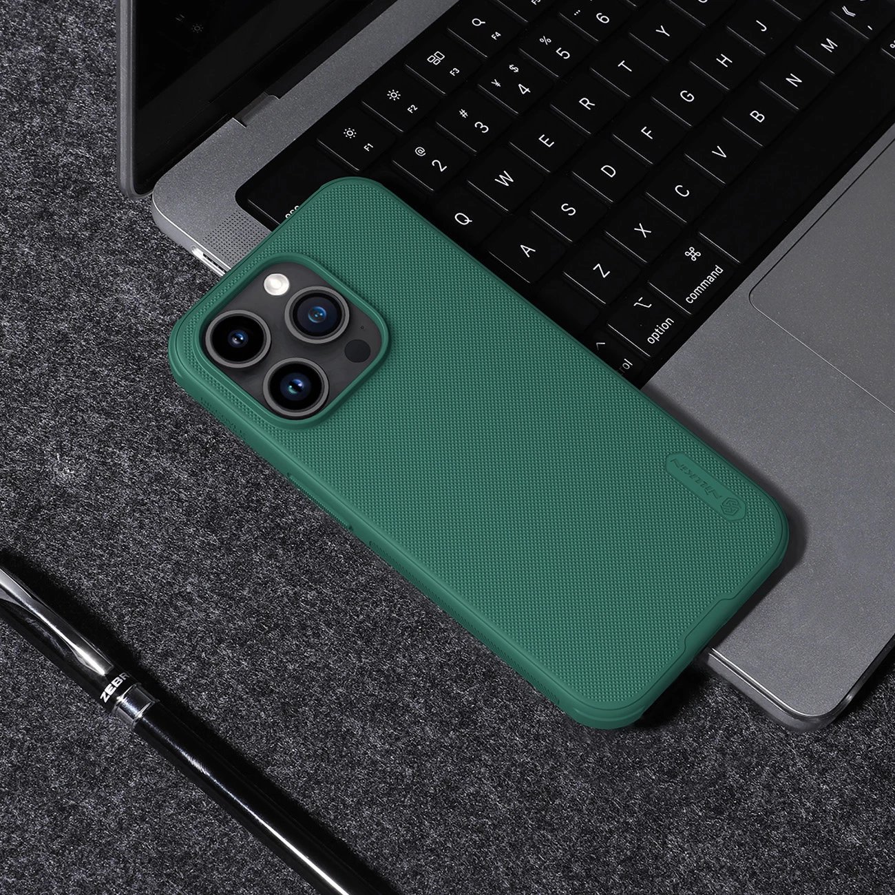 Mbështjellës Nillkin Super Frosted Shield Pro Magnetic për iPhone 15 Pro Max, i zi